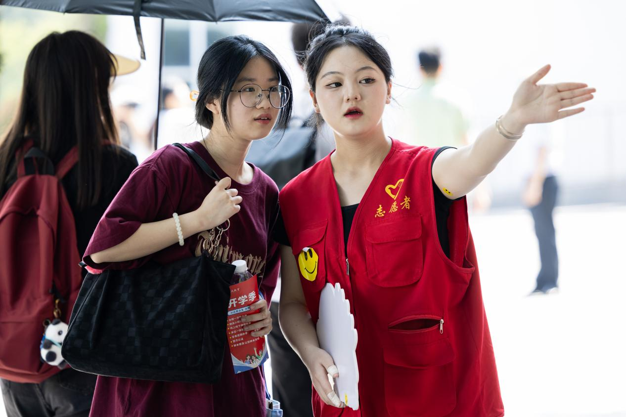 志愿者为新生贴心服务。