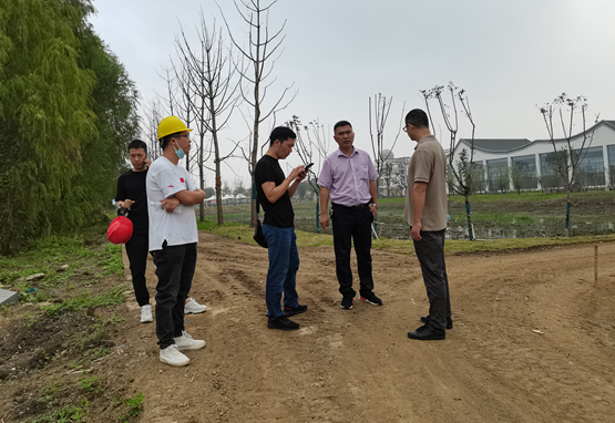 印伟（右二）在后圩村现代农业博览园现场进行施工指导