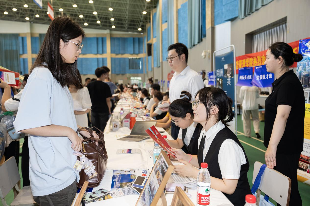 二级学院新生报到现场。