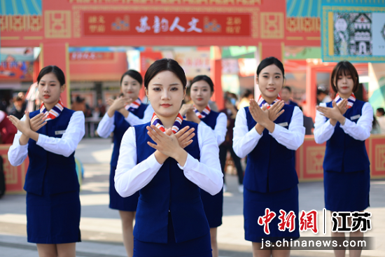 大学生上演手势舞。中新社记者泱波摄