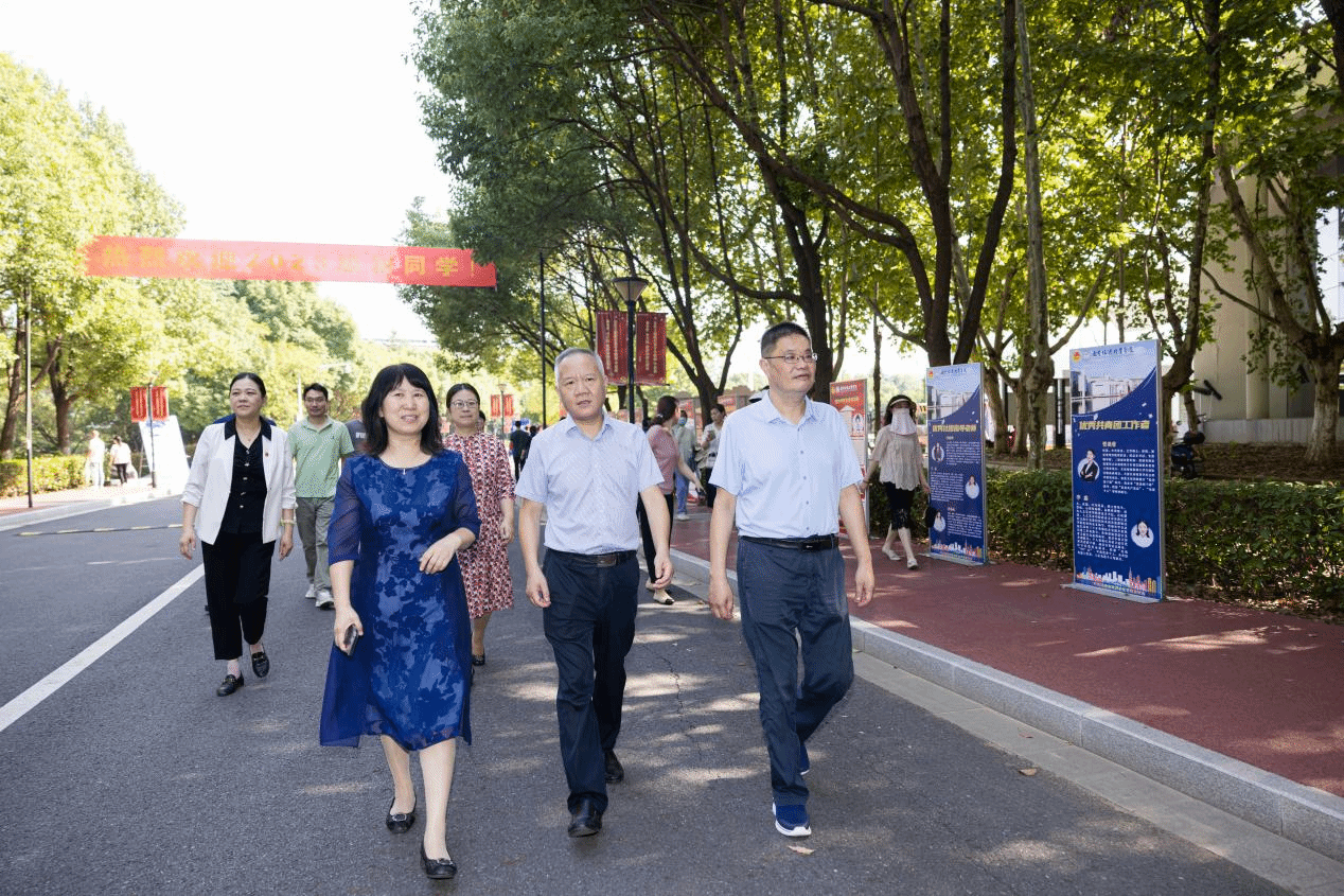省文化和旅游厅党组成员、副厅长马龙来到现场视察指导迎新工作,伟德国际victor1946党委书记叶凌波,党委副书记、院长操阳等院领导及相关职能部门负责人陪同走访。 省文化和旅游厅党组成员、副厅长马龙来到现场视察指导迎新工作,伟德国际victor1946党委书记叶凌波,党委副书记、院长操阳等院领导及相关职能部门负责人陪同走访。